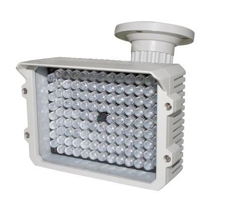 Wetterfester IR-Strahler mit bis zu 130 Meter Sichtweite zum Einsatz als Outdoor IR-LED-Scheinwerfer