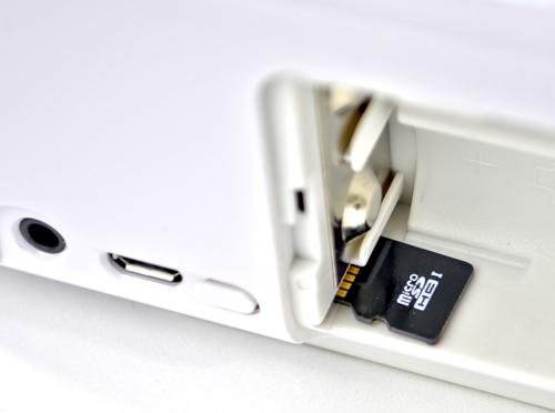 MicroSD Karte einlegen